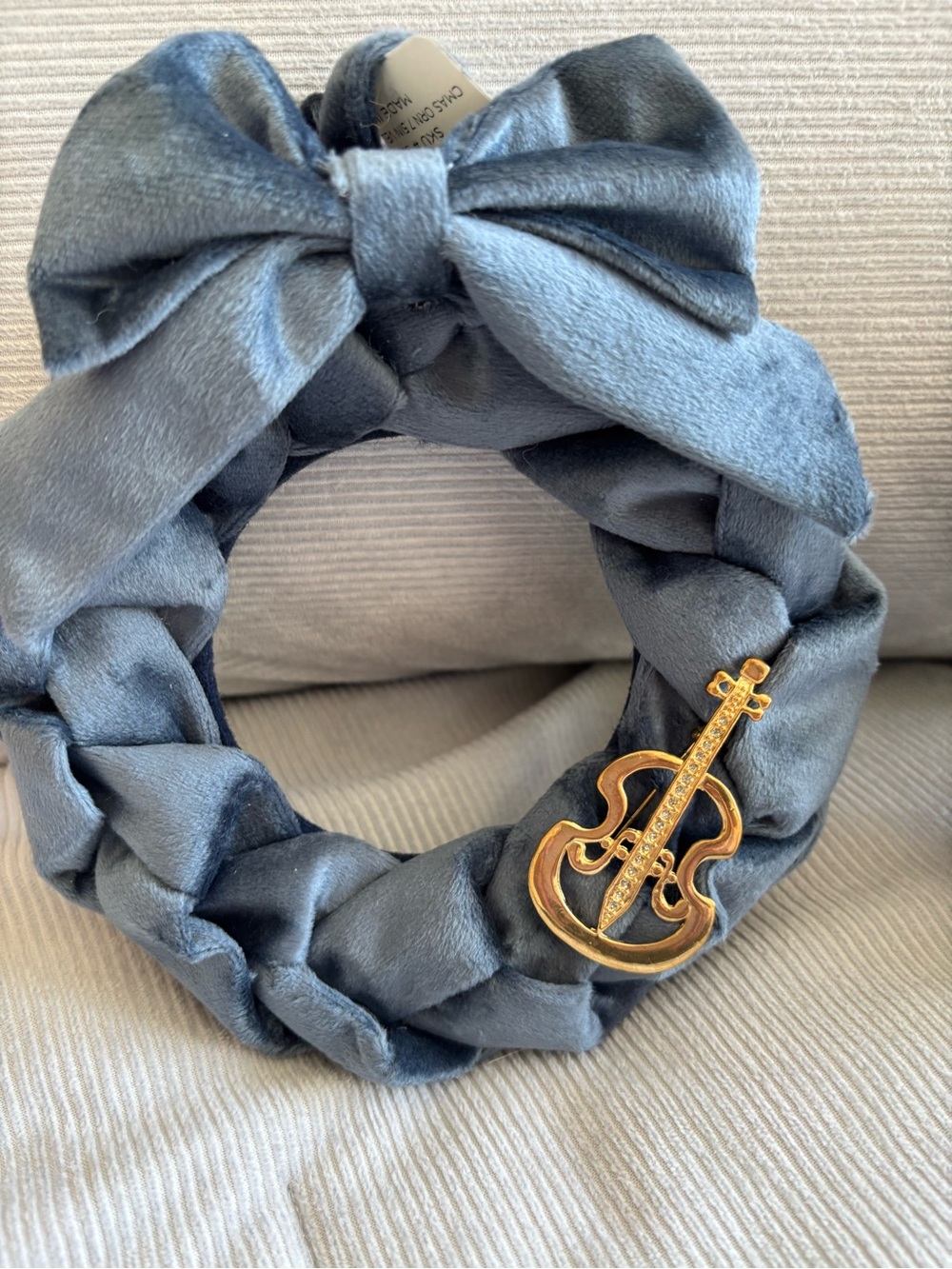 Plush blue velvet wreath with Gold Violin brooch